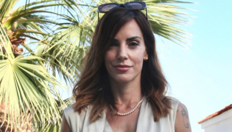 Ελισάβετ Σπανού: Ποζάρει Αγκαλιά Με Τη Νεογέννητη Κόρη Της