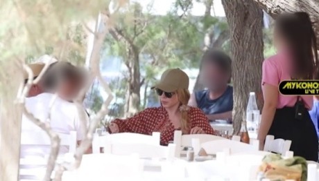 Kylie Minogue: Απολαμβάνει θαλασσινά σε ταβέρνα της Μυκόνου