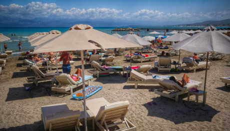 Ξαπλώστρες: Στα Ύψη Οι Τιμές Στις Οργανωμένες Παραλίες