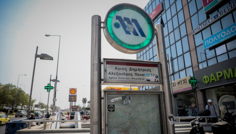 Άγιος Δημήτριος: Απεγκλωβίστηκε άνδρας που έπεσε στις ράγες του μετρό