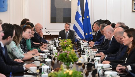 Πρώτη συνεδρίαση του νέου υπουργικού- «Περισσότερη δουλειά, λιγότερα λάθη»