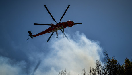 Φωτιά στo Δροσάτο Αχαΐας - Σηκώθηκαν εναέρια μέσα