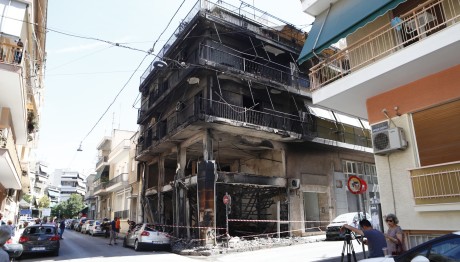 Κάτω Πατήσια: Κάηκε τριώροφη πολυκατοικία- Ζημιές σε 6 αυτοκίνητα