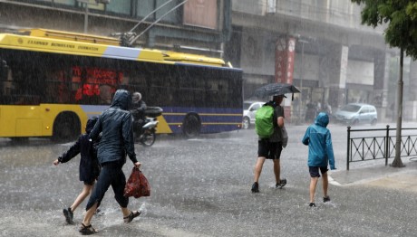 Με βροχές, καταιγίδες και σε κάποιες περιοχές χαλάζι κάνει ποδαρικό η νέα ε