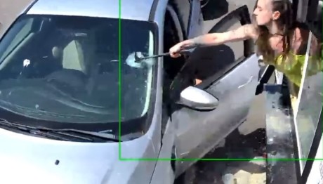 Πελάτης Έριξε Καφέ Σε Μπαρίστα - Του Έσπασε Το Παρμπρίζ