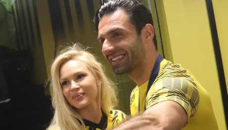 Βίκυ Κάβουρα σε Γιώργο Τζαβέλλα: «Χρόνια πολλά μπαμπάκα»