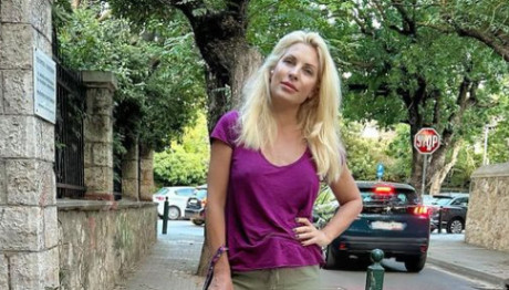 Ελένη Μενεγάκη: Πρωινή βόλτα με το σκυλάκι της στην Κηφισιά