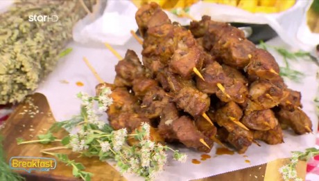 Χοιρινά σουβλάκια με σαλάτα από κολοκυθάκια