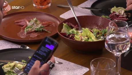 First Dates: Τα sms Στη Μαμά Της Την Ώρα Του Date