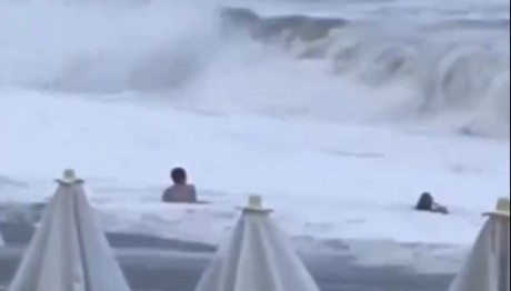 Ρωσία: Kύματα Καταπίνουν 20χρονη Σε Παραλία