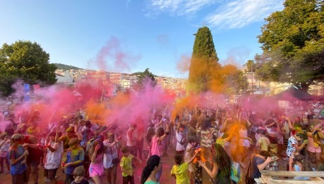 Το Φεστιβάλ Χρωμάτων Ταξιδεύει στον Πειραιά!