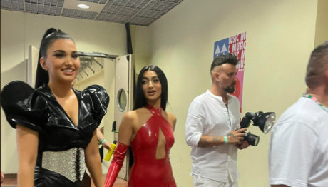 Αναστασία: Με τη «δίδυμη αδερφή» της, Enisa στα Mad VMA