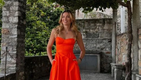 Χρουσαλά: Θεά με neon φόρεμα σε κοσμικό γάμο στις νότιες Άλπεις