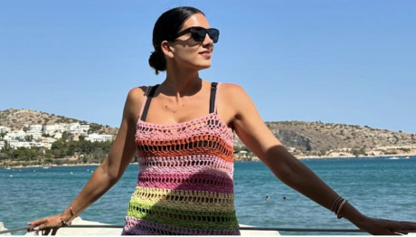 Τσιμτσιλή: Με πολύχρωμο πλεκτό φόρεμα στη Βουλιαγμένη