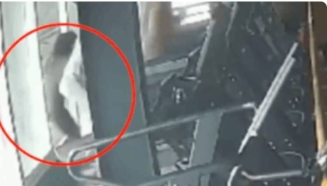 Γλίστρησε Από Τον Διάδρομο Και Έπεσε Από Τον Τρίτο Όροφο