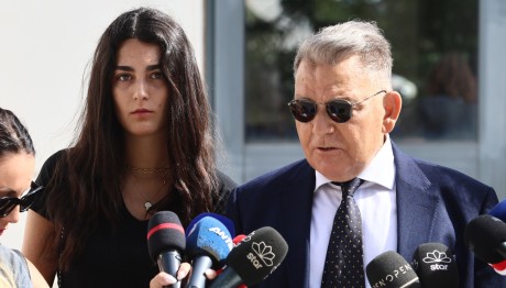 Περήφανος μπαμπάς ο Αλέξης Κούγιας - Mε τη 19χρονη κόρη του στα δικαστήρια