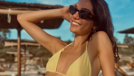 Μελίνα Νικολαΐδη: Oι πόζες στην παραλία με butter yellow μαγιό