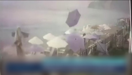 Χαλκιδική: Ανεμοστρόβιλος Χτυπά Παραλία Και Ξηλώνει Ομπρέλες