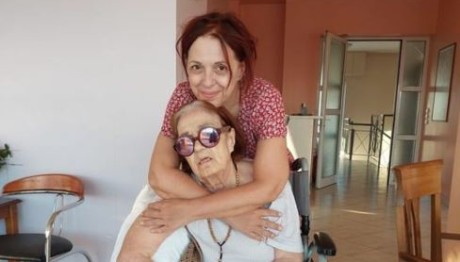 Ελένη Ράντου: «Βλέπω το βλέμμα της να είναι εχθρικό... και φεύγω κομμάτια»