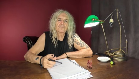 Νίκος Καρβέλας