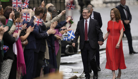 Μ. Βρετανία: Ο Κιρ Στάρμερ Και Επίσημα Πρωθυπουργός