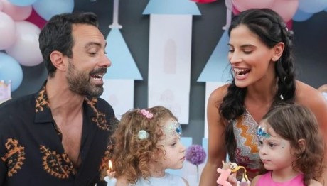 Σάκης Τανιμανίδης: Κοιτάζει Το Ηλιοβασίλεμα Με Τα Διδυμάκια