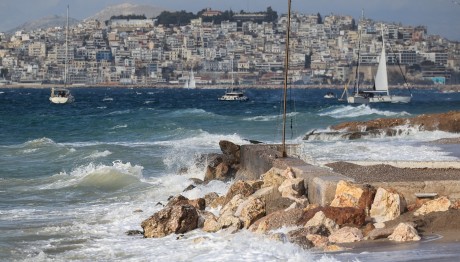 Kαιρός: Zέστη και ισχυροί άνεμοι- Υψηλός κίνδυνος πυρκαγιάς σε 15 περιοχές