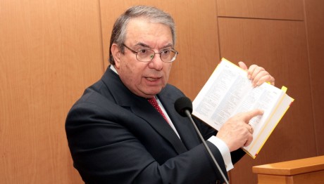 Μπαμπινιώτης: «Φυσιοθεραπεία ή φυσικοθεραπεία», «Οδύνες ή ωδίνες»