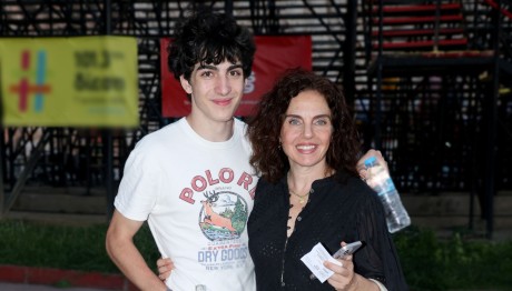 Ελίνα Ακριτίδου: Aγκαλιά με τον γιο της, Νικόλα, στο Θέατρο Βράχων