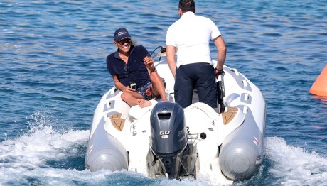 Ηλίας Ψινάκης: Σκαφάτες διακοπές με καλή παρέα στη Μύκονο