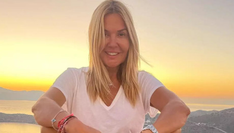 Χριστίνα Παππά: Παιχνίδια Mε Tην Eγγονή Tης Στην Παραλία