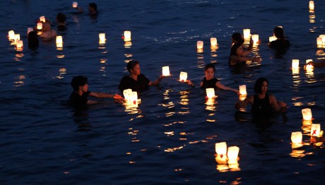 Φωτιά Μάτι: 104 Φαναράκια Στη Μνήμη Των Θυμάτων