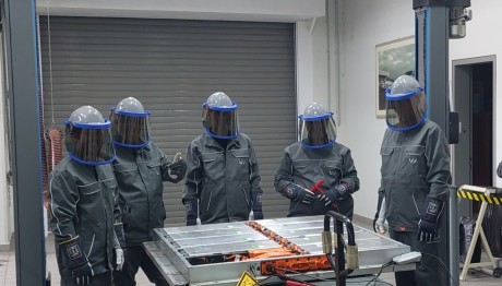 Kosmocar: Εκπαιδεύει τεχνικούς στα ηλεκτρικά αυτοκίνητα