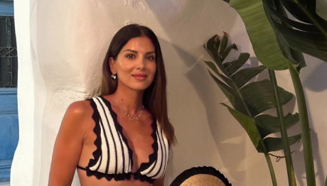 Τσιμτσιλή: Βόλτες Στην Αντίπαρο Με Εντυπωσιακό Look