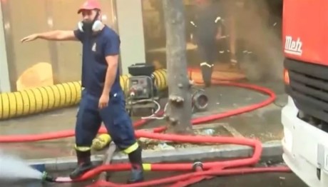 Φωτιά Σε Στοά Στο Κέντρο Της Αθήνας