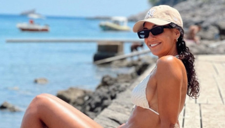 Σαμαρά: Με Μπικίνι Στις Παραλίες Του Ντουμπρόβνικ