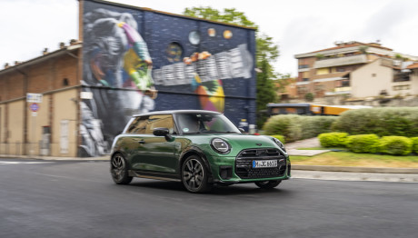 MINI Cooper S σε έκδοση JCW: Βάζει «φωτιά» στην άσφαλτο