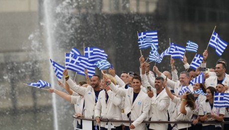 Παρίσι: Η Στιγμή Που Η Ελληνική Ομάδα Ανοίγει Την Παρέλαση