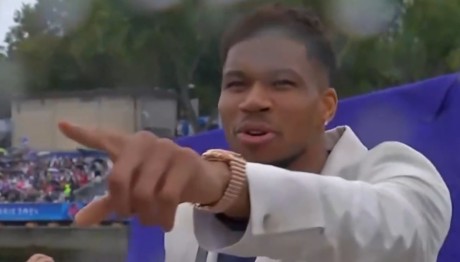 Παρίσι: Ο Αντετοκούνμπο Βρήκε Τη Μαμά Του Στο Πλήθος