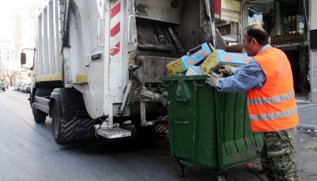 Φυλή: Υπάλληλος Καθαριότητας Παρασύρθηκε Από Απορριμματοφόρο