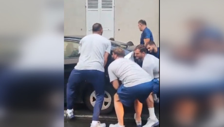 Παρίσι: Η Ομάδα Πόλο Σήκωσε Αυτοκίνητο Με Τα Χέρια