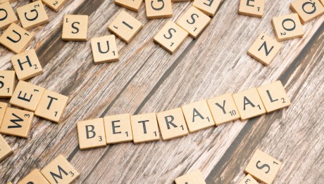 Γνωστός ποδοσφαιριστής έπιασε τη σύντροφο του να τον απατά