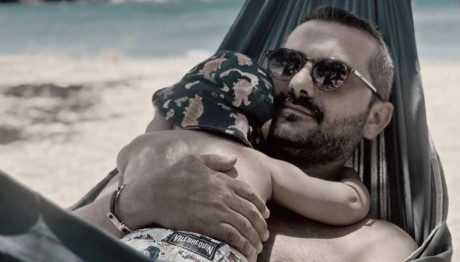 Λεωνίδας Κουτσόπουλος: Αγκαλιά με τον γιο του στην παραλία