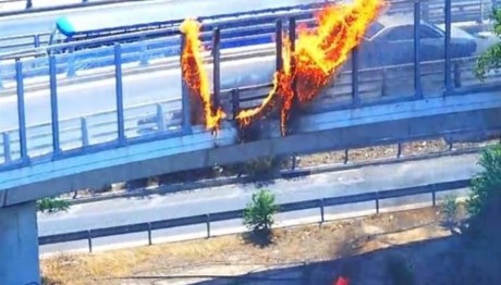 Φωτιά Σε Μοτοσικλέτα Στη Λεωφόρο Ποσειδώνος