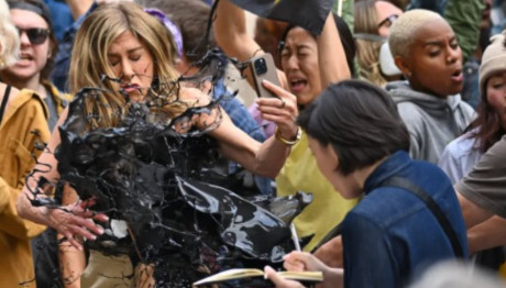Τζένιφερ Άνιστον: Την Περιέλουσαν Σε Διαδήλωση