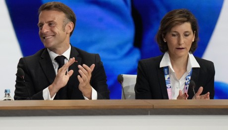 Γαλλία: Το Τρυφερό Φιλί Της Υπουργού Αθλητισμού Στον Μακρόν