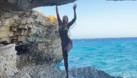 Μαρία Κορινθίου: Ποζάρει Μέσα Σε Σπηλιά Στα Κουφονήσια