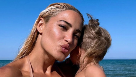 Ιωάννα Τούνη: Η Αγκαλιά Με Τον Γιο Της, Πάρη Στη θάλασσα