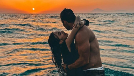 Αγγελόπουλος - Βαμβακούση: Η Κόρη Τους Περπατά Στην Παραλία