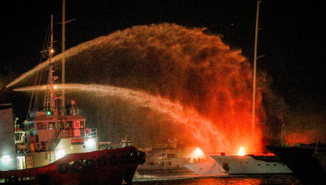 Φωτιά Στη Μαρίνα Ζέας: Κάηκαν Τρία Σκάφη